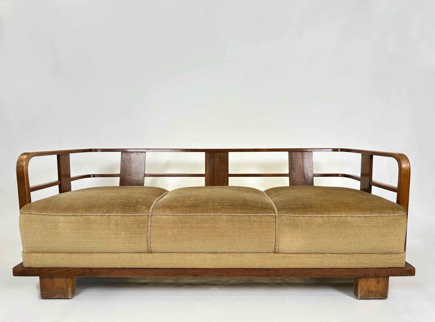 Lajos-Kozmas-3er-Sofa ohne Kissen